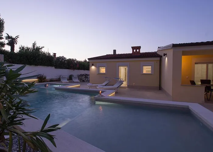 Villa Charming Manuela With Wonderful Pool Near The Banjole