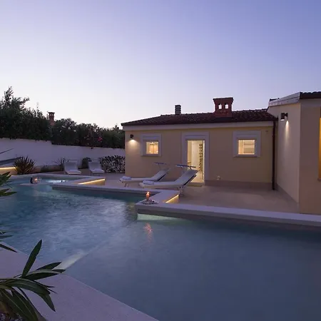 Villa Charming Manuela With Wonderful Pool Near The Banjole
